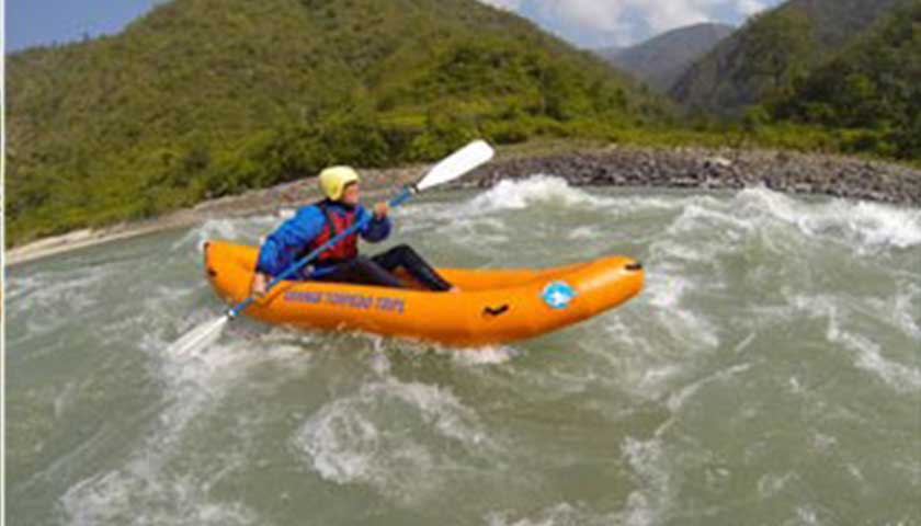 Inflatable Kayak lunch in Nepalese river